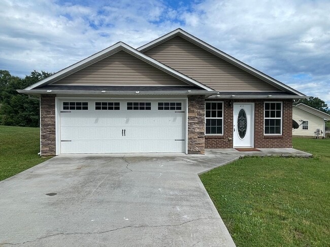 Building Photo - 3 bedroom, 2 bathroom home in the heart of...