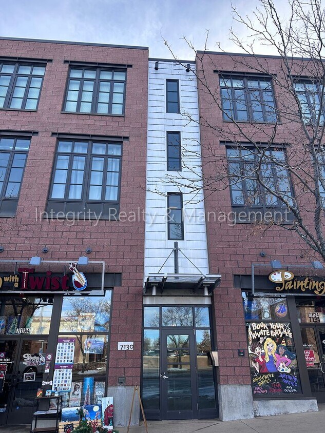 Primary Photo - 1 Bed/1 Bath, 1,019 Sqft - 7130 W Alaska D...