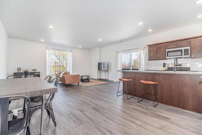 Foto del edificio - 1229 Sable Blvd