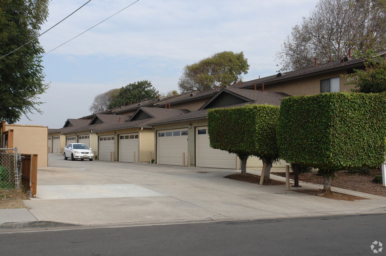 Primary Photo - Elm Avenue Townhomes