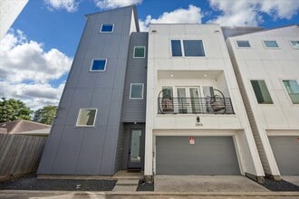 Building Photo - 208 N York St