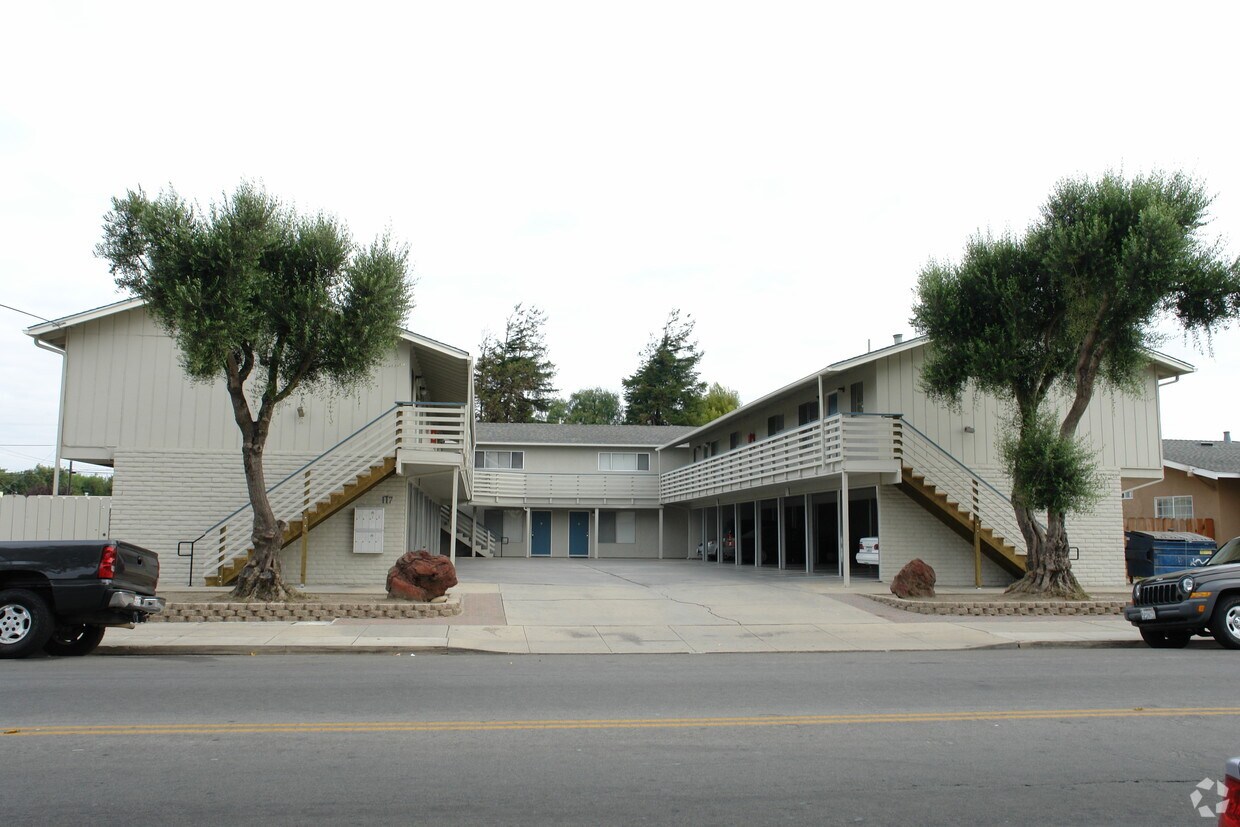 Building Photo - 117 E Romie Ln