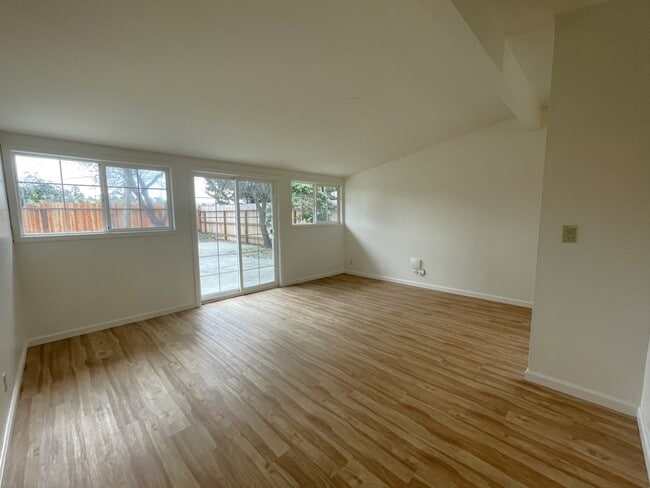 Building Photo - 428 Diana Dr