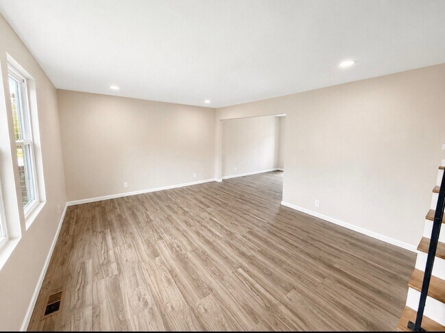 Foto del edificio - 607 Bellevue Rd N