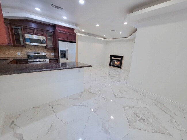 Building Photo - 11131 Sunshine Ter