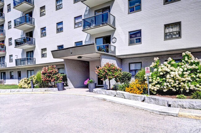 Photo du bâtiment - Park Lane Towers Apartments