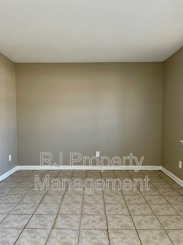 Building Photo - 4211 Lansdowne Dr