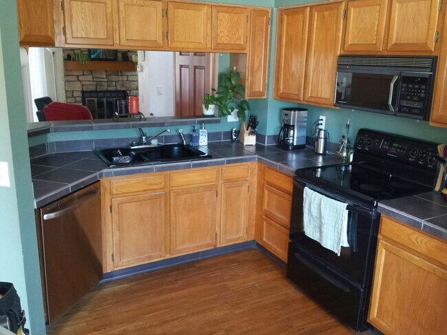 Building Photo - Spacious 3-Bed, 2.5-Bath Townhome in Willo...