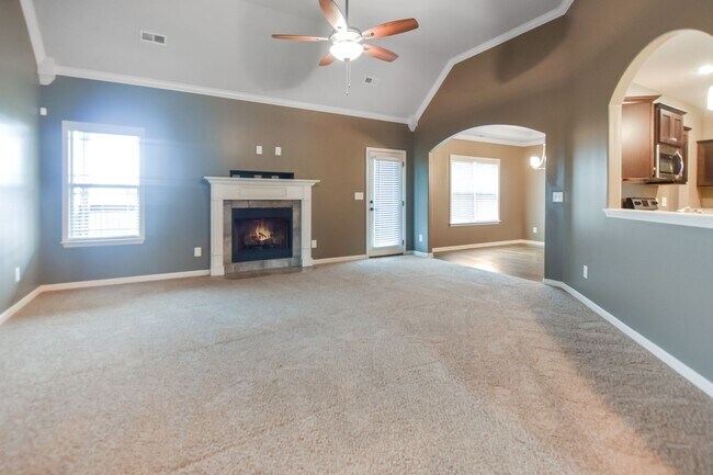 Building Photo - Pet Friendly Three Bedroom!