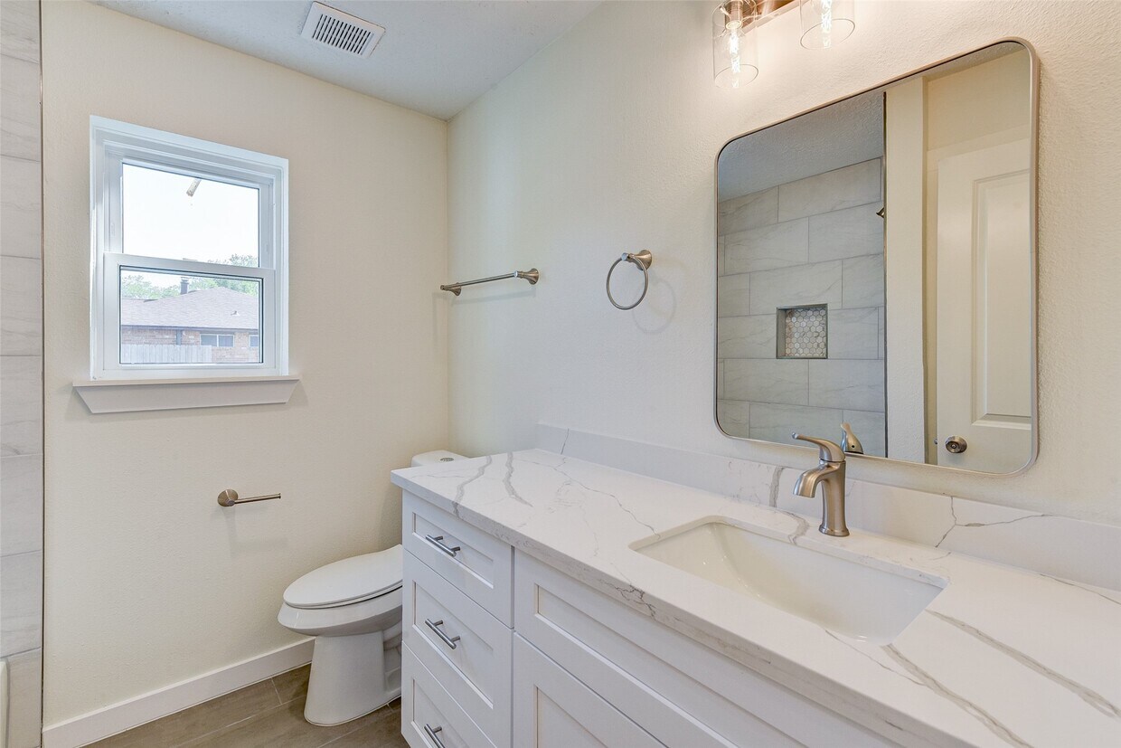 Building Photo - 16813 Glen Eagle Dr N