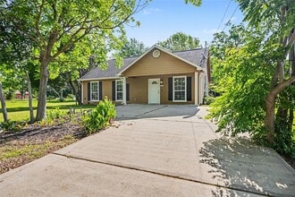 Building Photo - 326 S Bell Dr