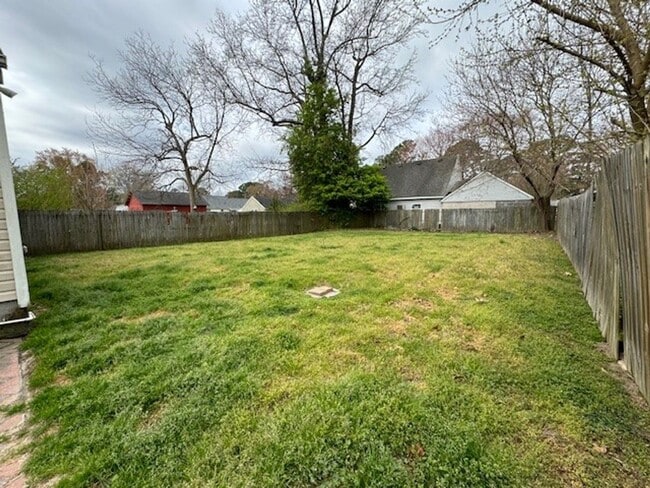Building Photo - 3 Bedroom 2 bath
