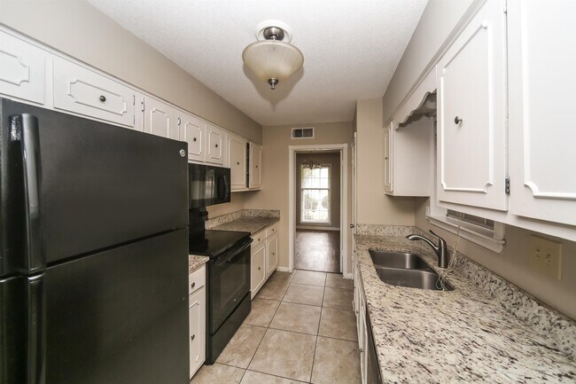 Building Photo - 3084 Kemper Dr