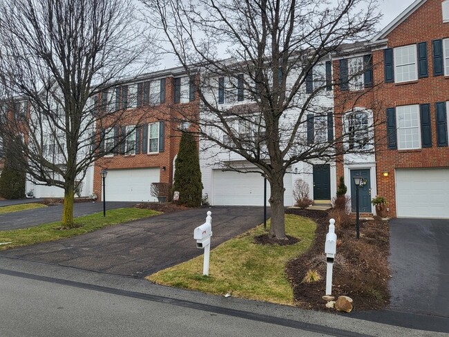 Building Photo - MUST SEE!! Location, Community, Quality Li...