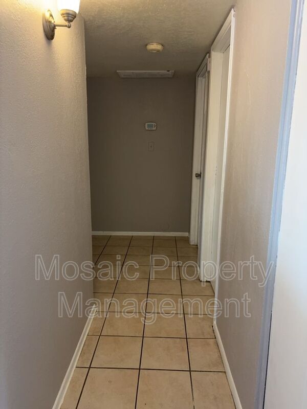 Building Photo - 2440 E Waltann Ln