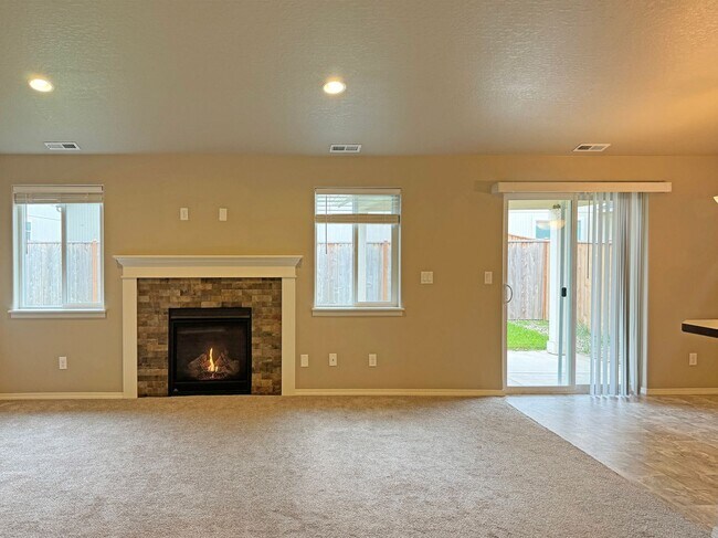 Foto del edificio - Beautiful 3 Bedroom Home in a Quiet Neighb...