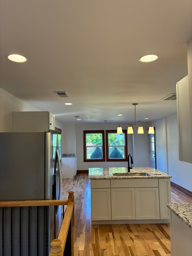 Building Photo - 875 W Oak St