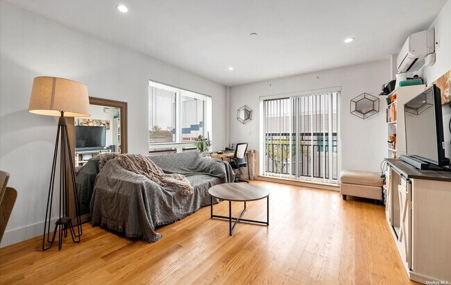 Foto del edificio - 63-34 Fresh Pond Rd
