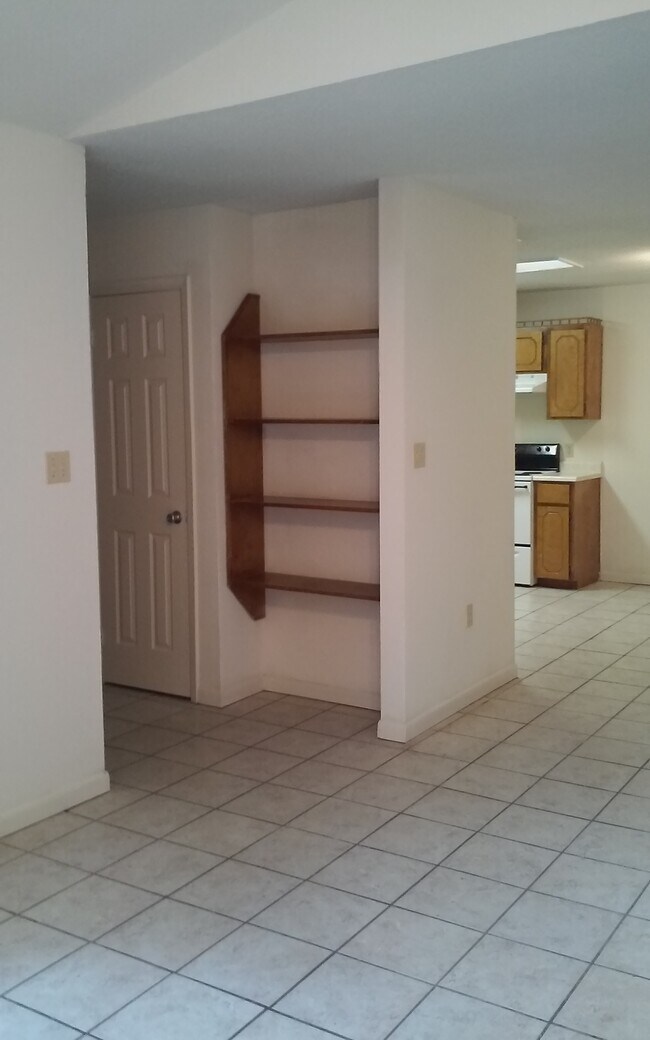 Vestíbulo con estantes - 104 Post Oak Pl