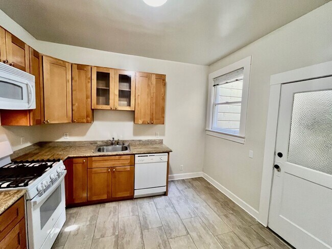 Foto del edificio - INCREDIBLE, MUST SEE NOE VALLEY TWO BEDROOM!!!