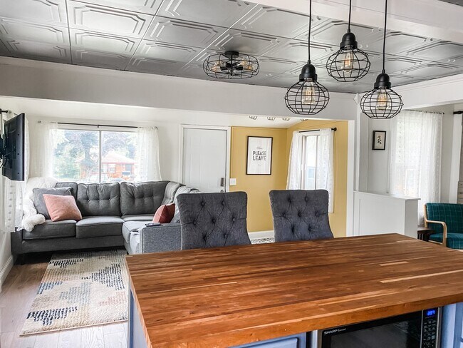 La sala de estar de diseño abierto da al gran patio delantero. - 1012 Englewood Ave