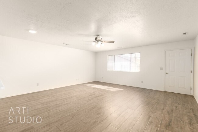 Building Photo - Move in Ready Apartment
