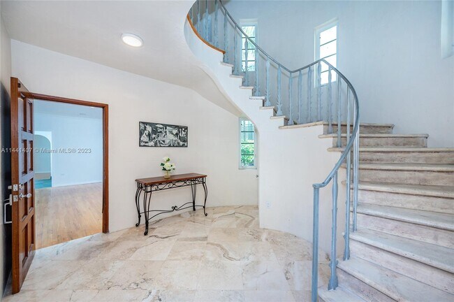 Foto del edificio - 32 Calabria Ave