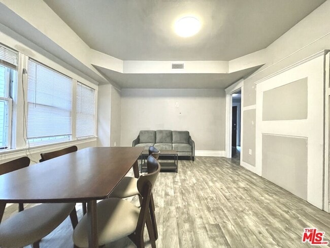 Foto del edificio - 1196 W 36th St