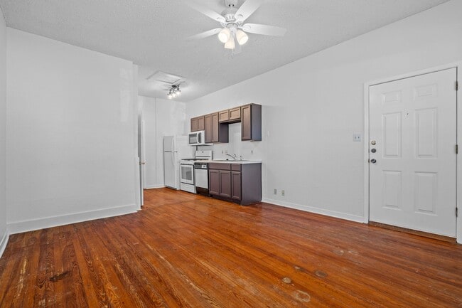 Foto del edificio - Clarksville Classic - Old School - 1 Bd/1Ba  -  Million Dollar Neighborhood - $1495