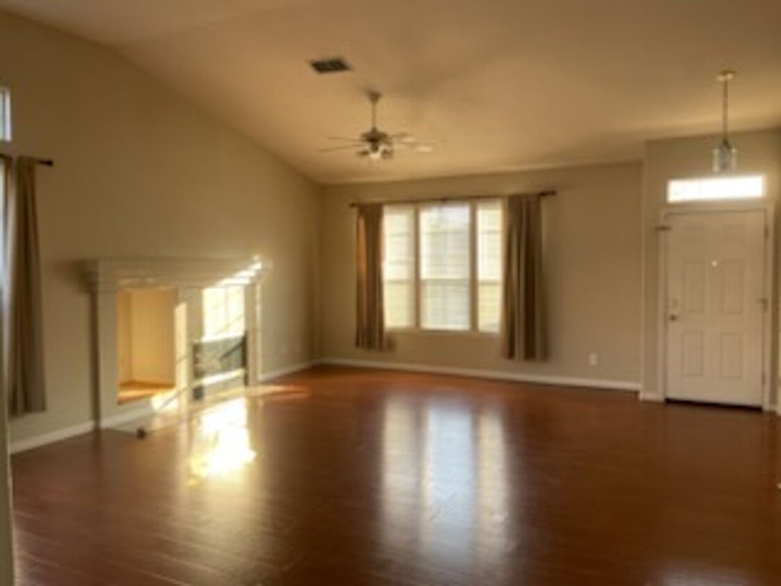 Foto principal - 3 Bedroom, 2 Bath Home $200.00 Off 1st Mon...