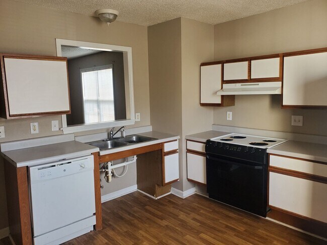 Building Photo - 2 Bedroom, 1 bath apartment  downstairs un...