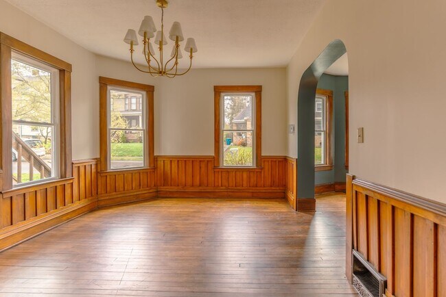Foto del edificio - Stunning 2 bed, 1 bath, first floor apartment with views of Mill Run