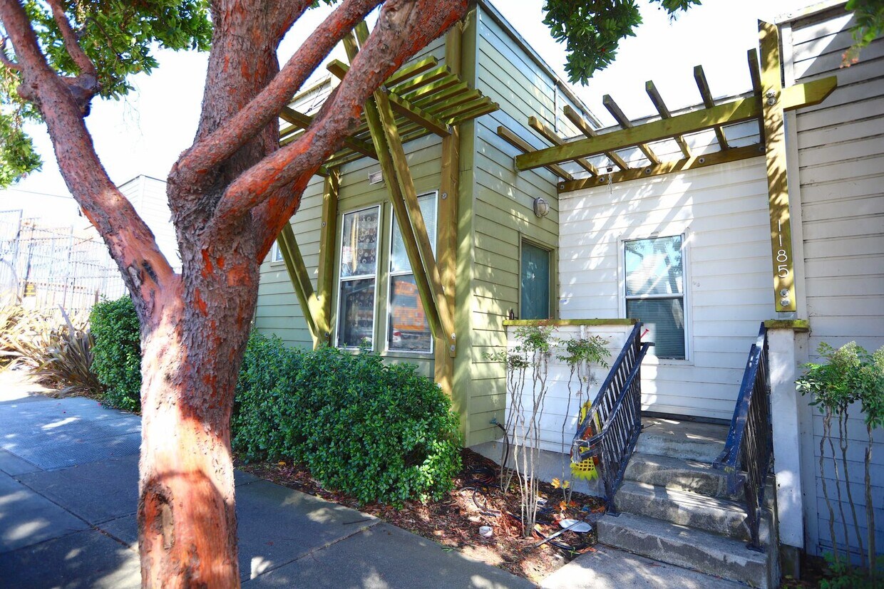 Foto principal - Bayview: Gated Community Townhome Three Be...