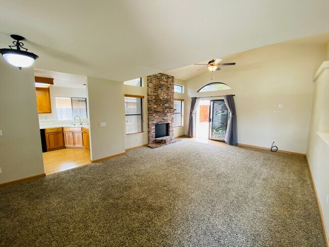 Building Photo - Lovely Galt Home!