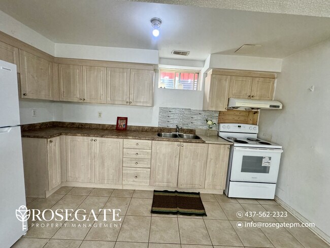 Photo du bâtiment - 2-Bedroom Basement Apartment with 2 Parking Spaces – Brampton