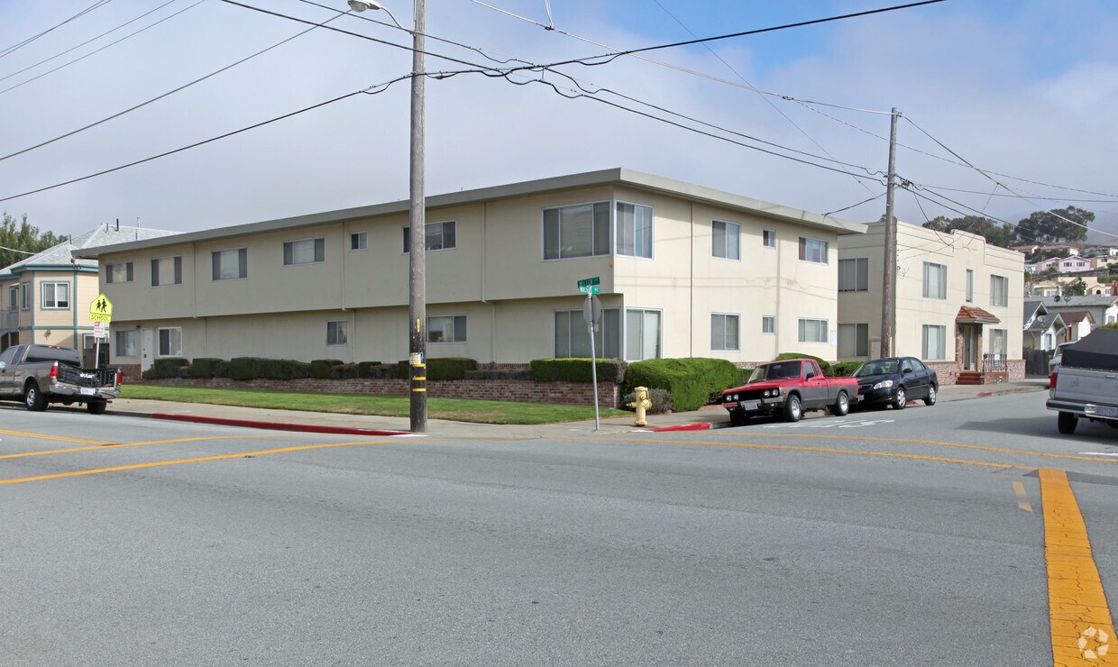 Primary Photo - 401 Walnut Ave