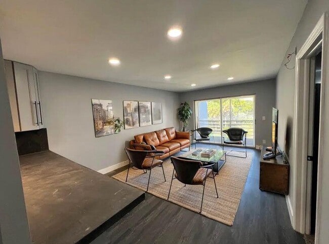 Foto del edificio - 1630 Embassy Dr