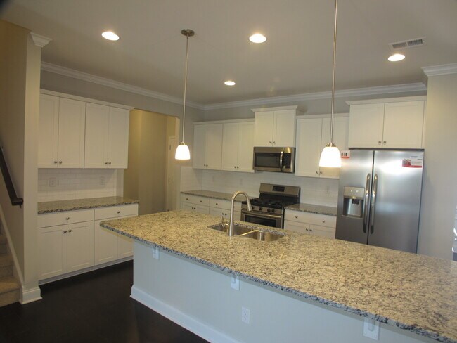 Foto del edificio - Beautiful Move In-Ready Townhome located i...