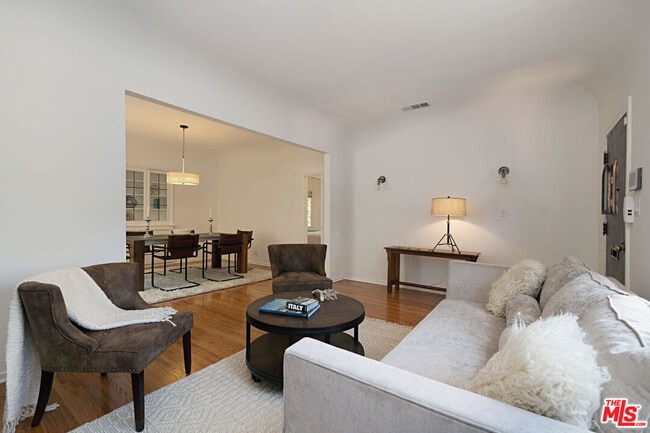 Foto del edificio - 9015 Rosewood Ave