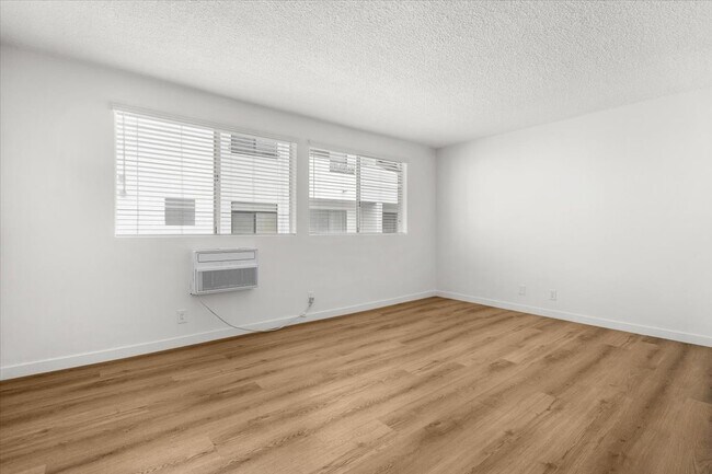 Foto del edificio - 4458 Woodman Ave