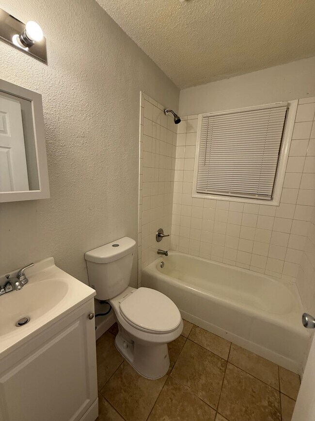 Foto del edificio - Newly Renovated 2-Bedroom Duplex – Section...