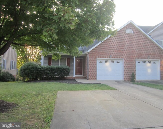 Building Photo - 2040 Stoneleigh Dr