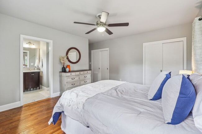 Building Photo - 821 Lakemont Dr