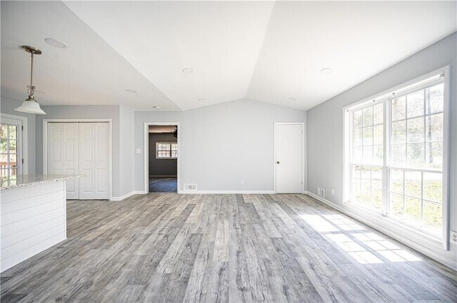 Building Photo - 405 Concord Woods Dr SE