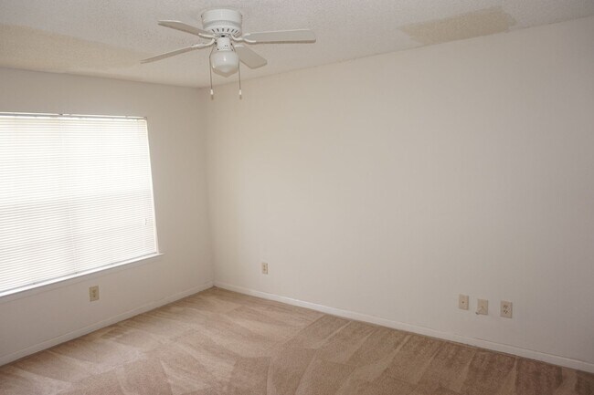 Foto del edificio - Excellent Location 2 Bed 1 Bath with Firep...
