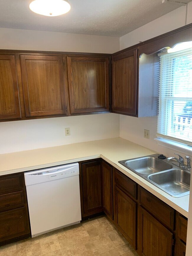 Photo - Townhome with new carpet for rent in the m...