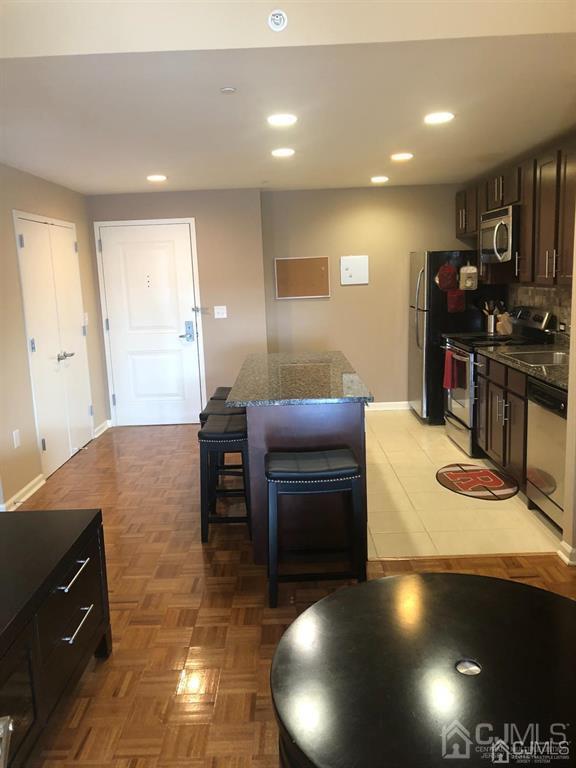 Foto del edificio - 110 Somerset St Unit 2109
