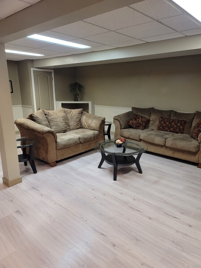 Building Photo - 2823 Pasqua St