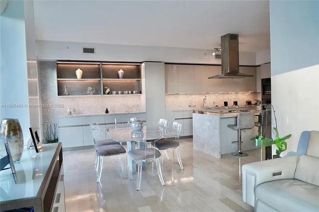 Building Photo - 1300 Brickell Bay Dr