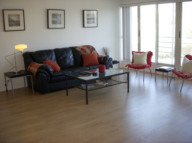 Foto del edificio - 2555 Gross Point Rd